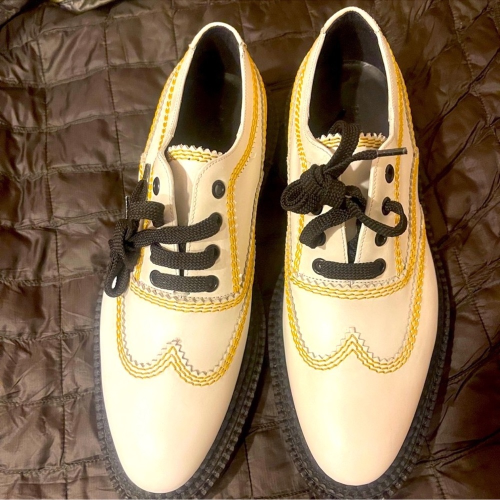 Burberry Stylish leather Cream and Black Women’s Shoes
NWOT - Picture 10 of 14